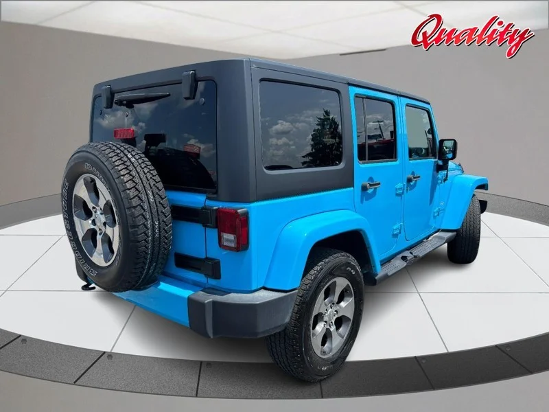 Used 2018 Chief Jeep Sahara image 3