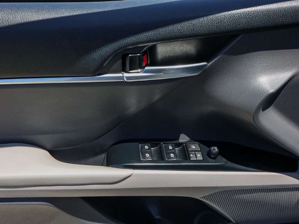 Used 2018 White Toyota SE image 22