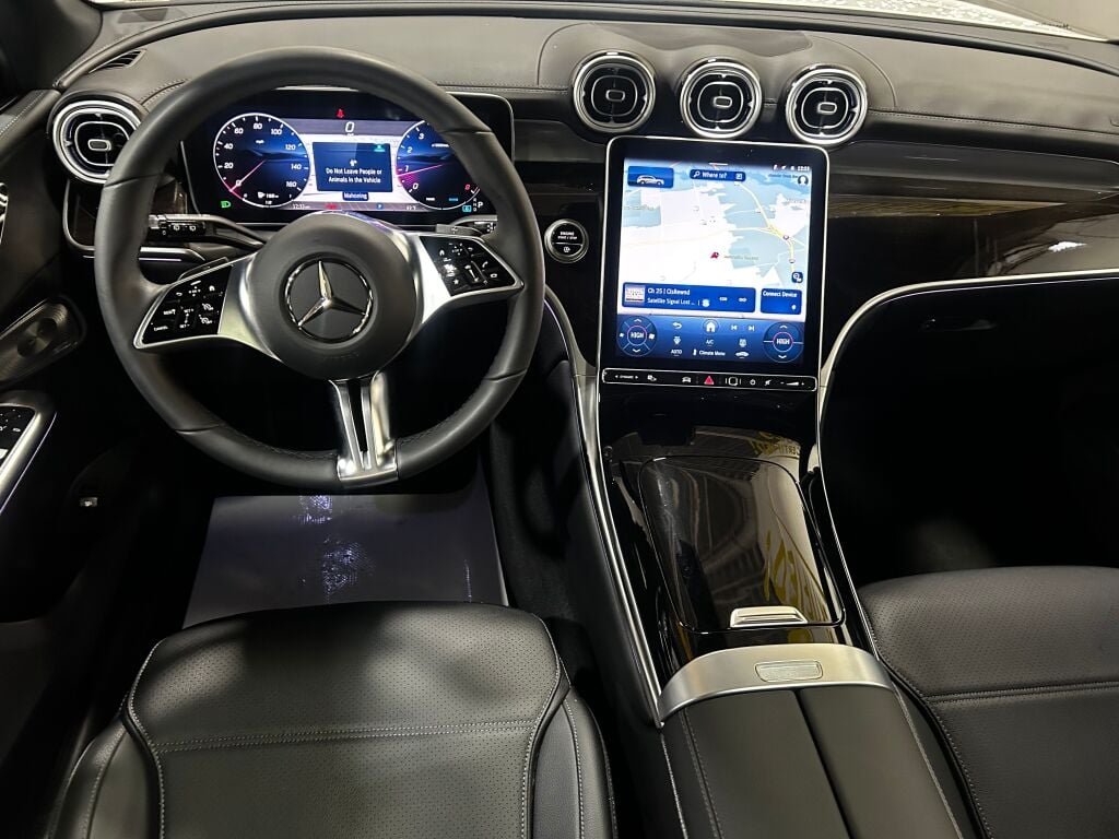 Used 2025 Polar White Mercedes-Benz GLC 300 image 4