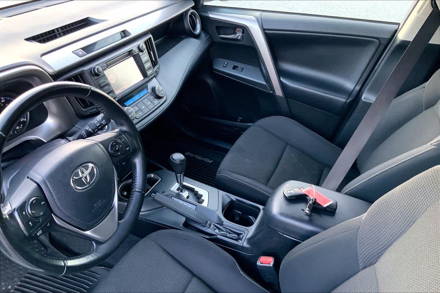 Used 2018 Super White Toyota XLE image 16