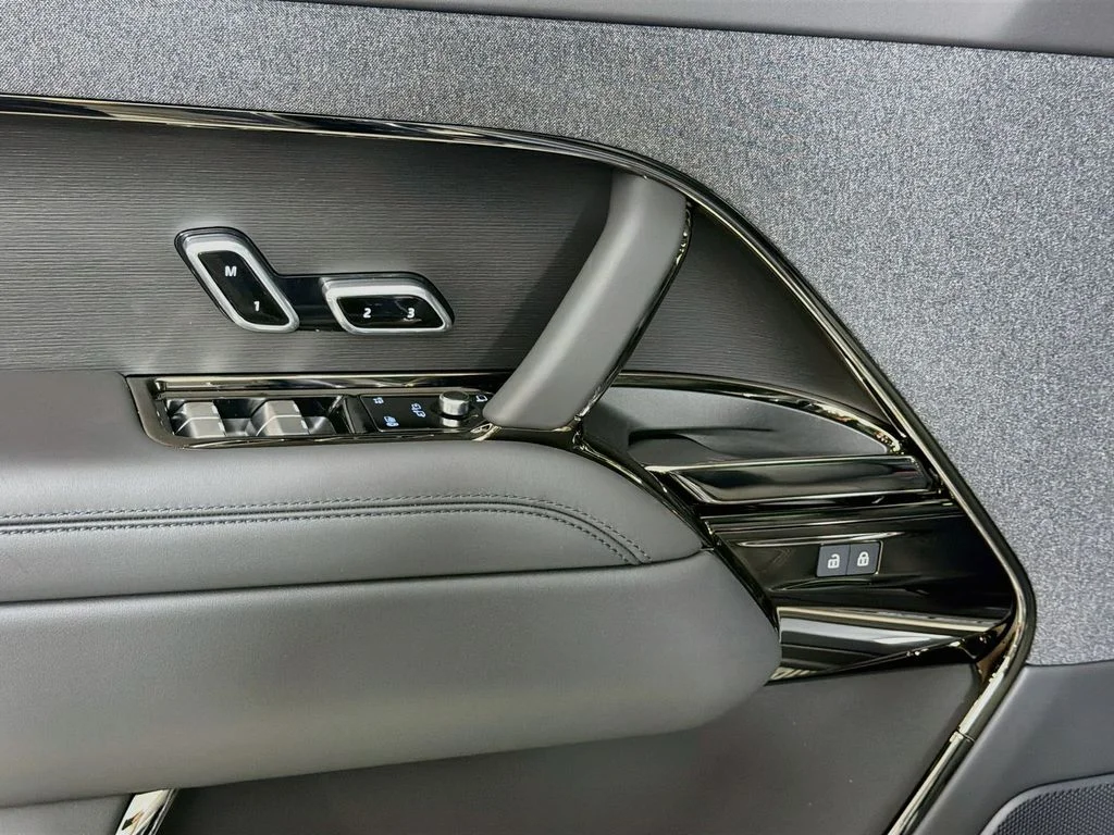 New 2026 Varesine Blue Land Rover Dynamic SE image 18