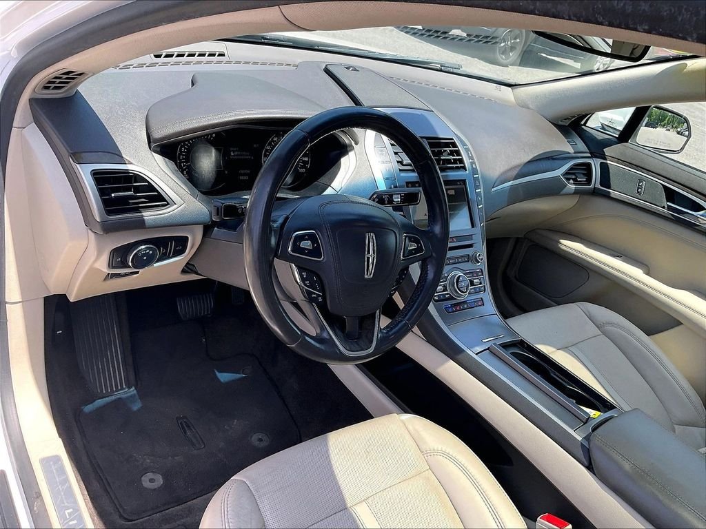 Used 2017 White Lincoln Reserve image 8