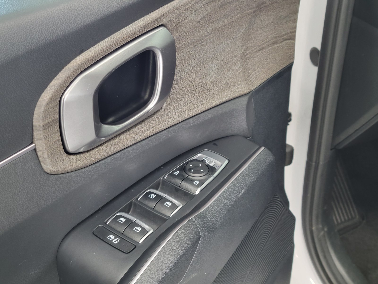 Used 2023 White Kia X-Line EX image 6