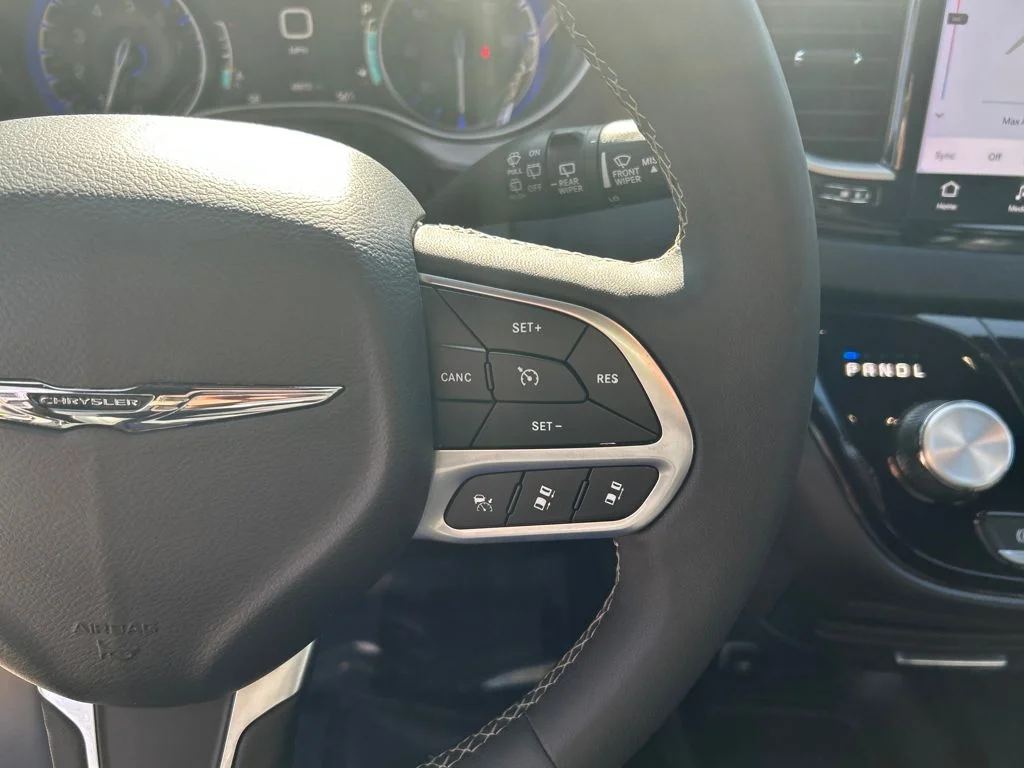 Used 2025 Black Chrysler Select image 21