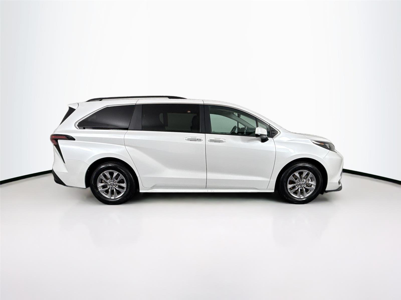 Used 2025 Wind Chill Pearl Toyota XLE 8-Passenger image 11