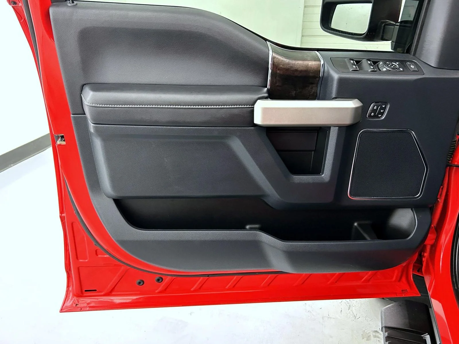 Used 2022 Red Ford Lariat image 9