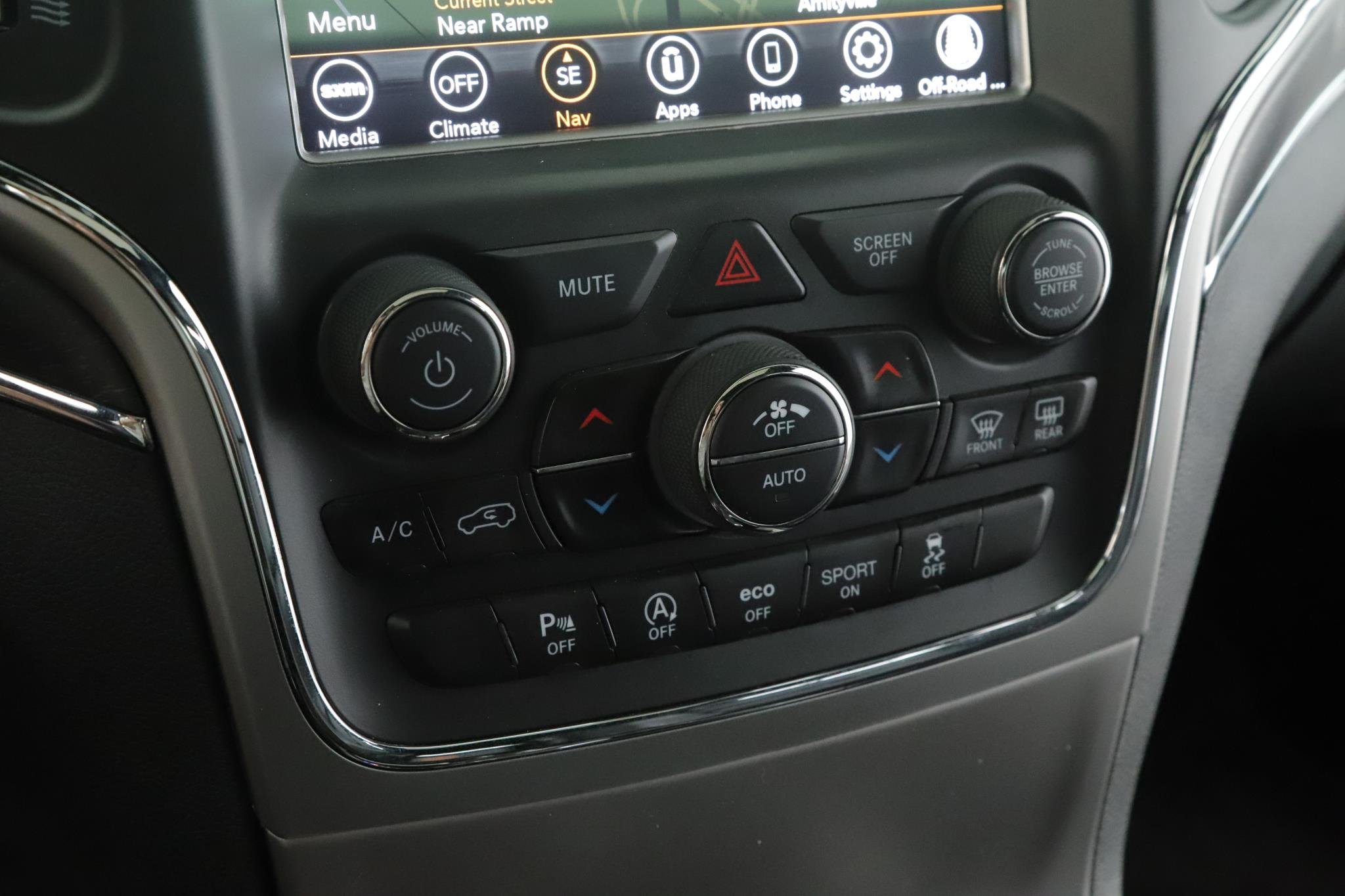 Used 2018 Velvet Red Pearlcoat Jeep Limited 4x4 image 15