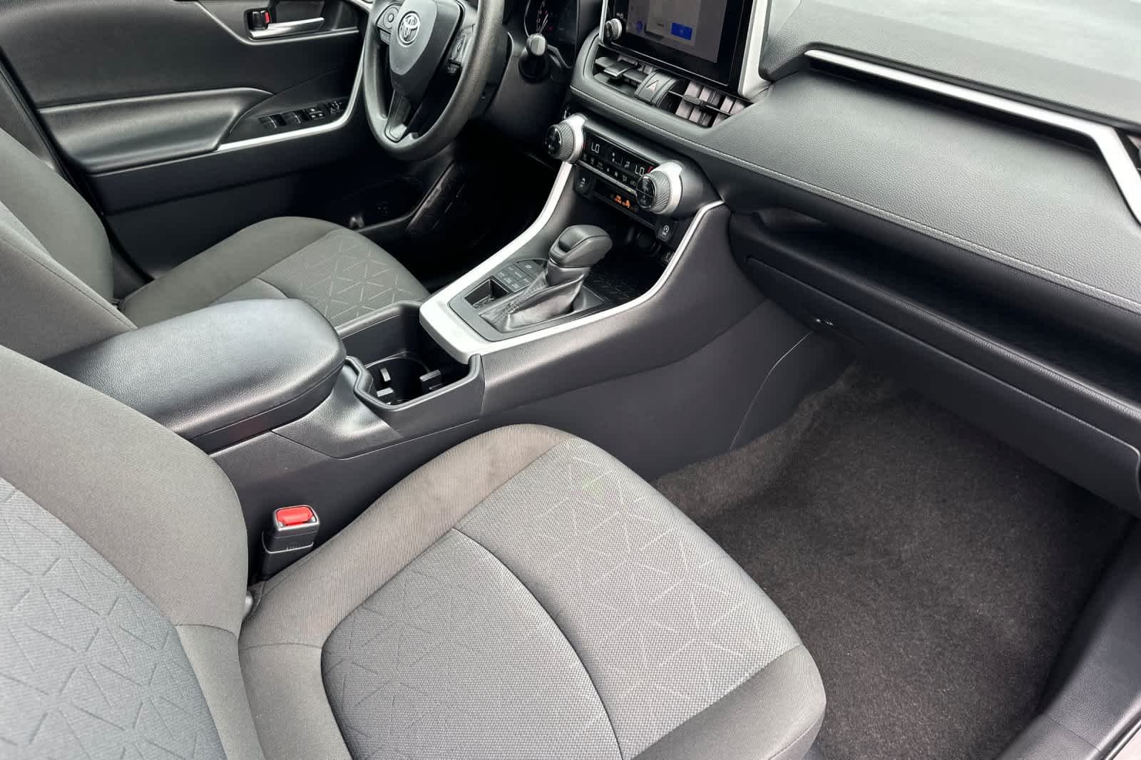 2025 Toyota RAV4 XLE - Photo 15