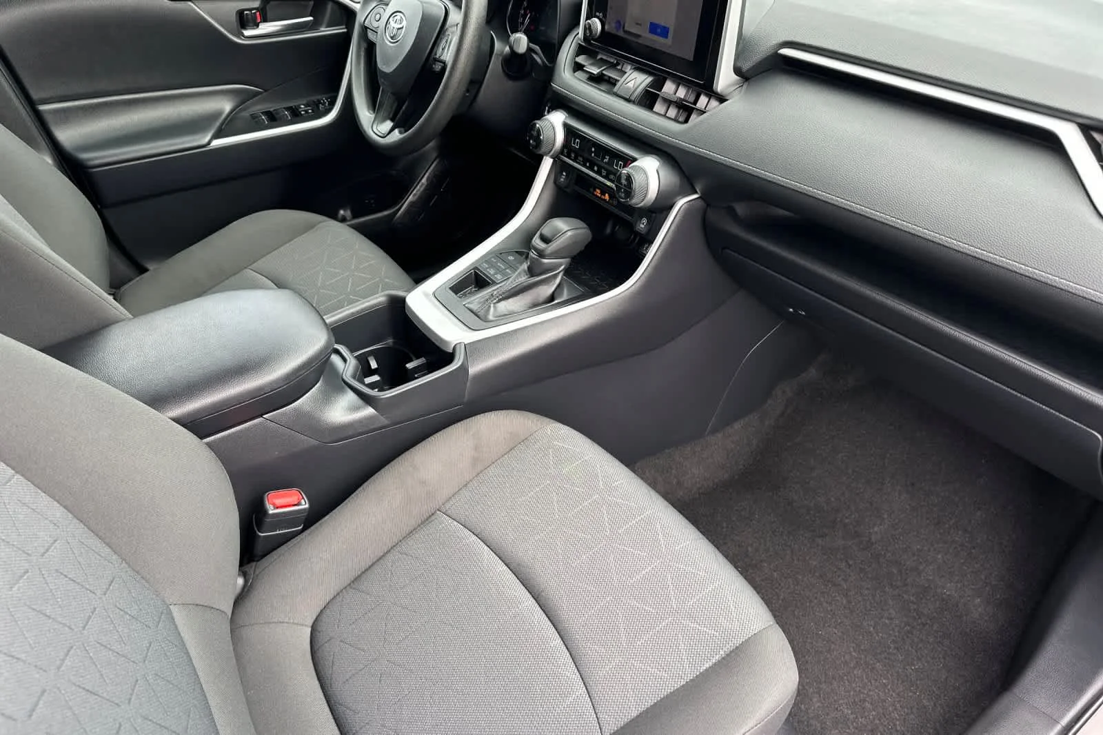 2025 Toyota RAV4 XLE - Photo 15