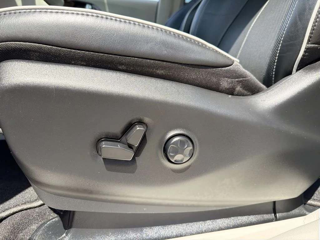 Used 2023 White Chrysler Limited image 14