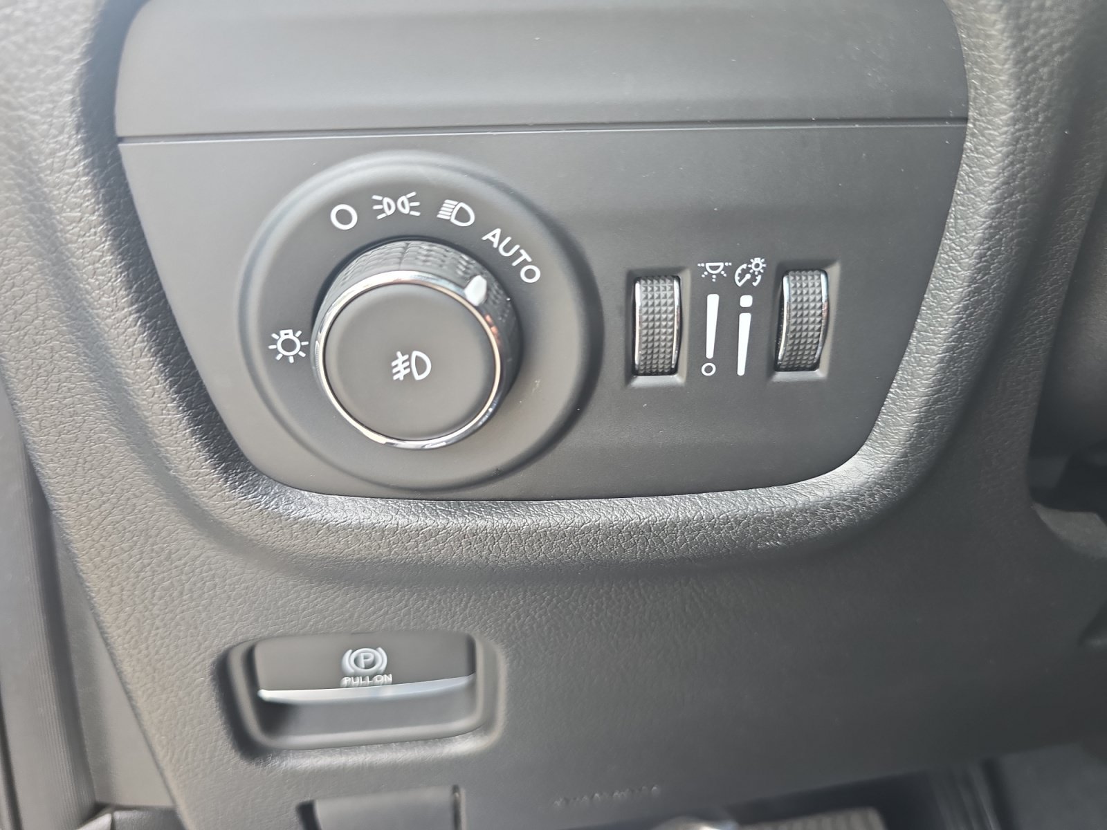 Used 2023 Diamond Black Crystal Pearlcoat Jeep Limited image 26