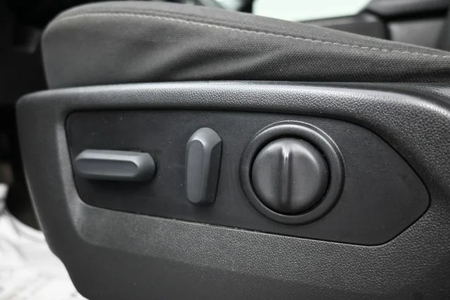 Used 2022 White Chevrolet Custom image 19