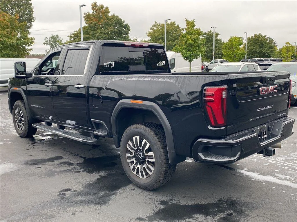 Used 2025 Onyx Black GMC Denali image 9
