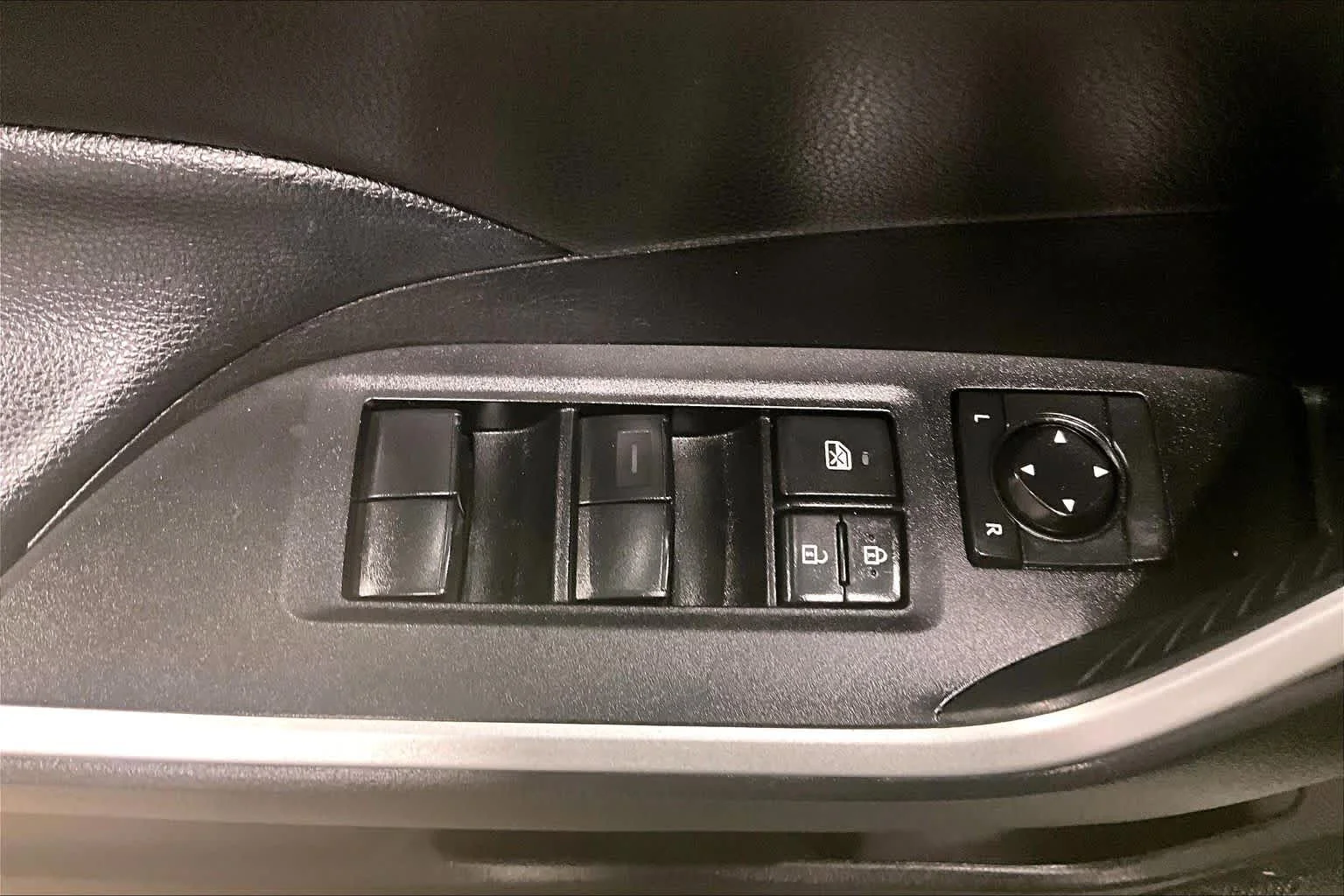 Used 2020 Super White Toyota XLE image 37