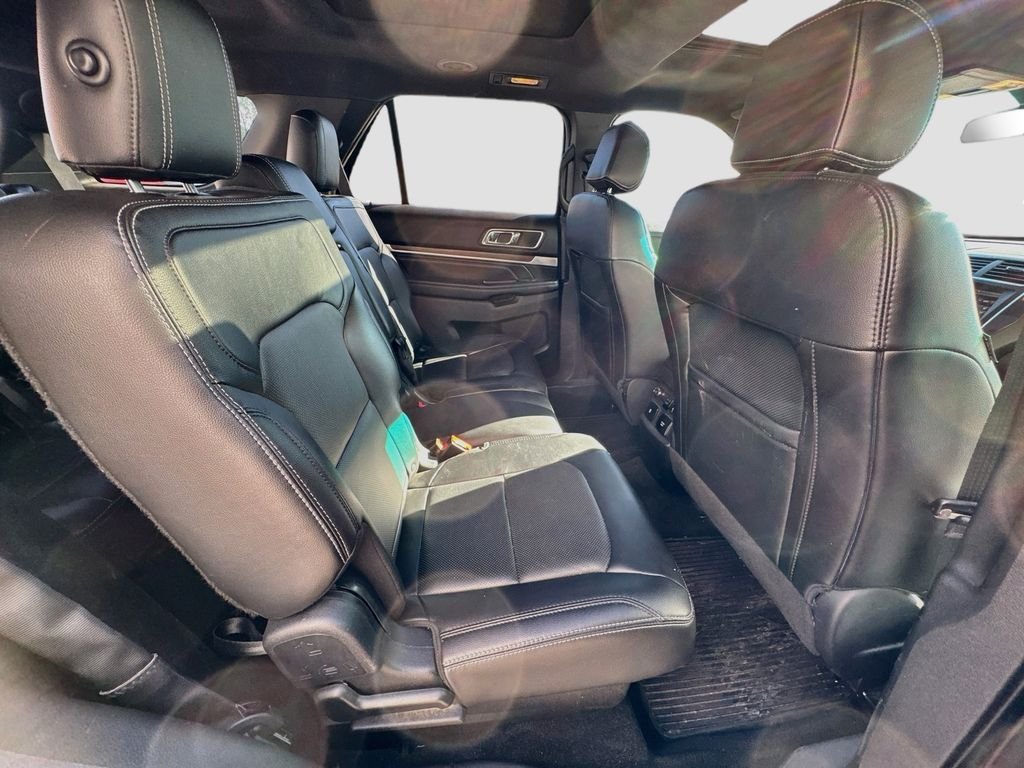 Used 2016  Ford Limited image 32