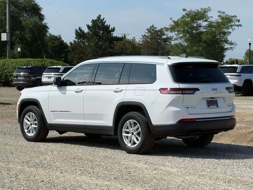 Used 2023 White Jeep Laredo image 7