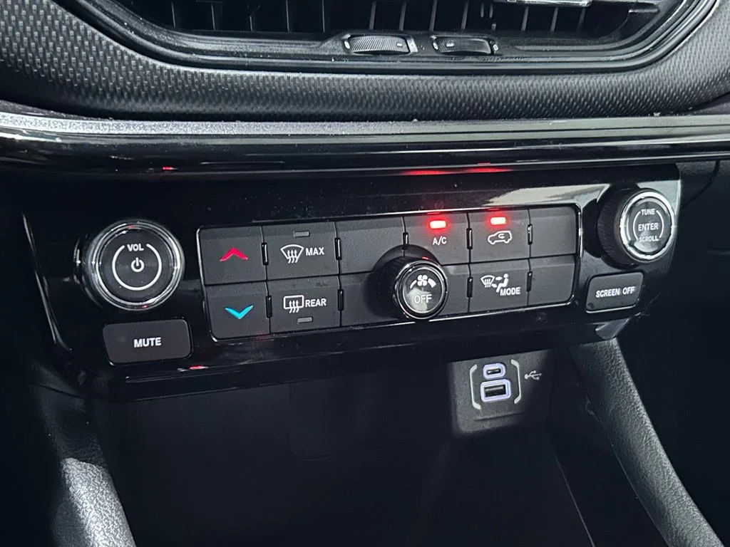 Used 2022 Granite Crystal Metallic Clearcoat Jeep Latitude image 23