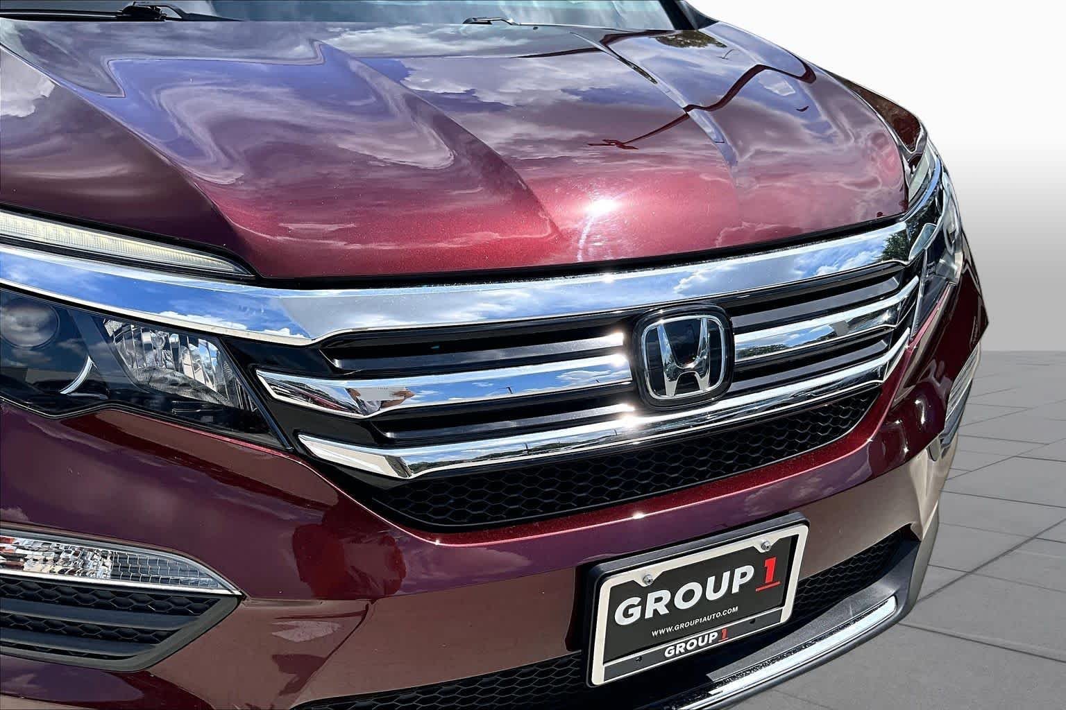 Used 2018 Deep Scarlet Pearl Honda Touring image 28
