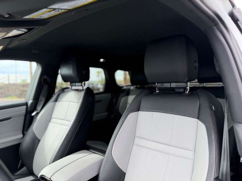 Used 2023  Land Rover R-Dynamic SE image 9
