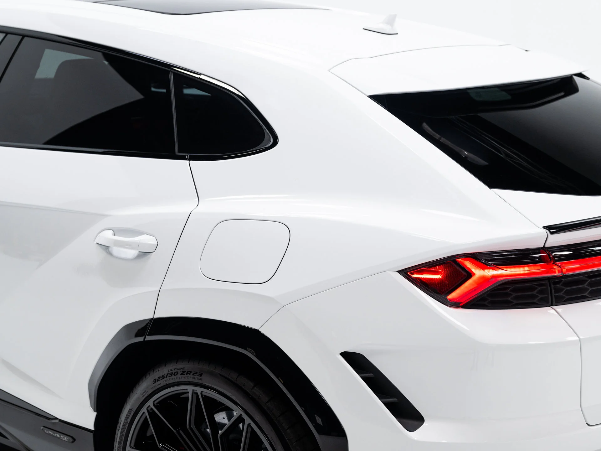 Used 2025  Lamborghini SE image 31