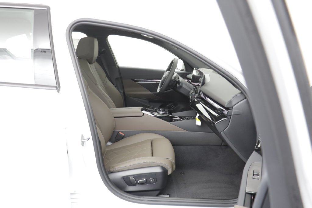 New 2027 Mineral White Metallic BMW 530i xDrive image 19