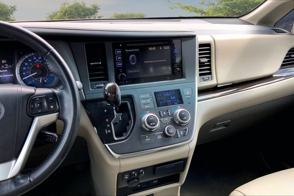Used 2015 White Toyota XLE Premium image 9