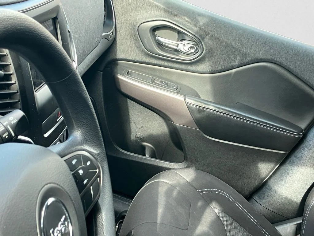 Used 2019 White Jeep Latitude image 6