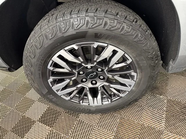 Used 2025 Gray Chevrolet Z71 image 32