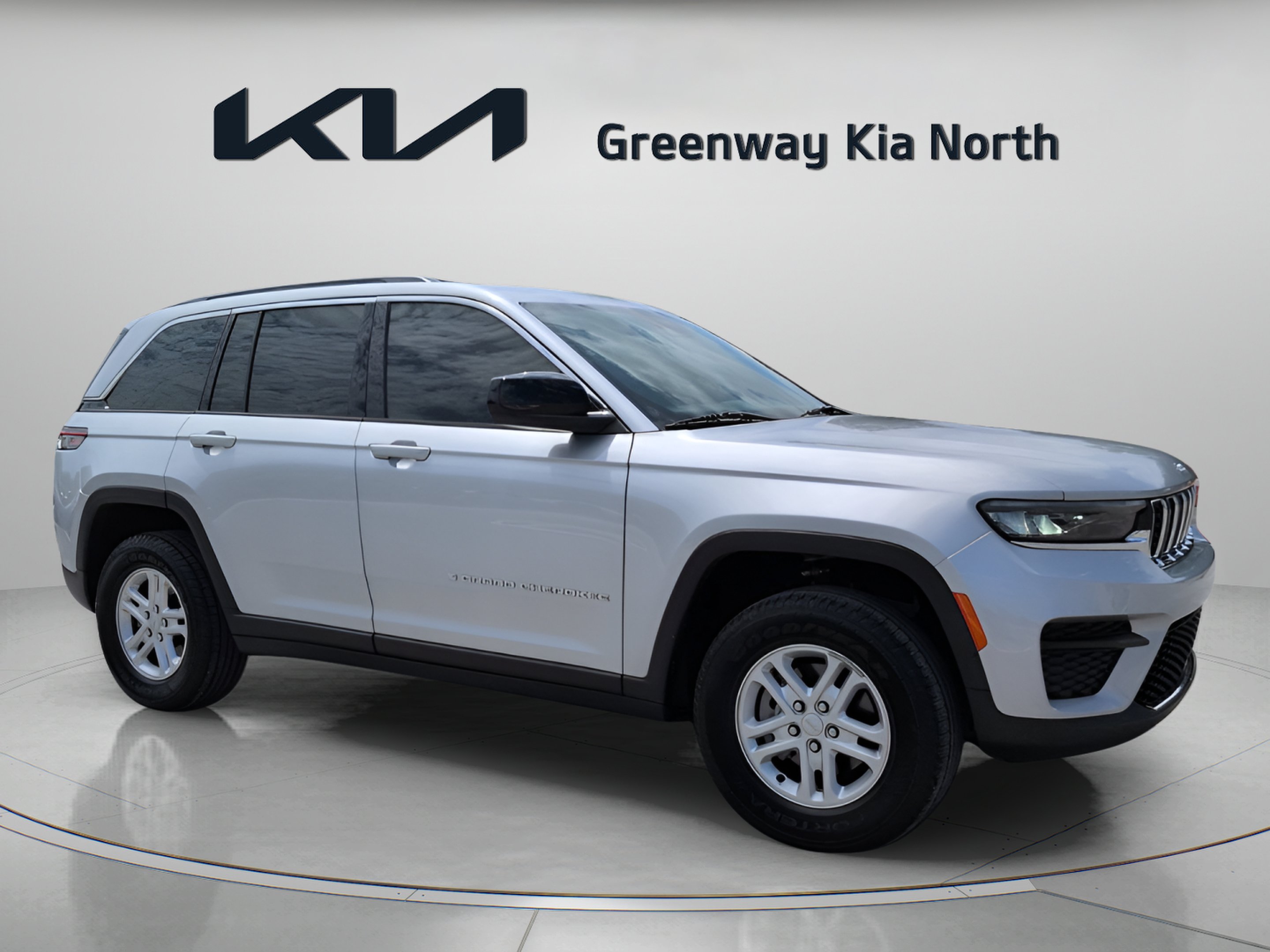 Used 2025 Silver Zynith Jeep Laredo image 2