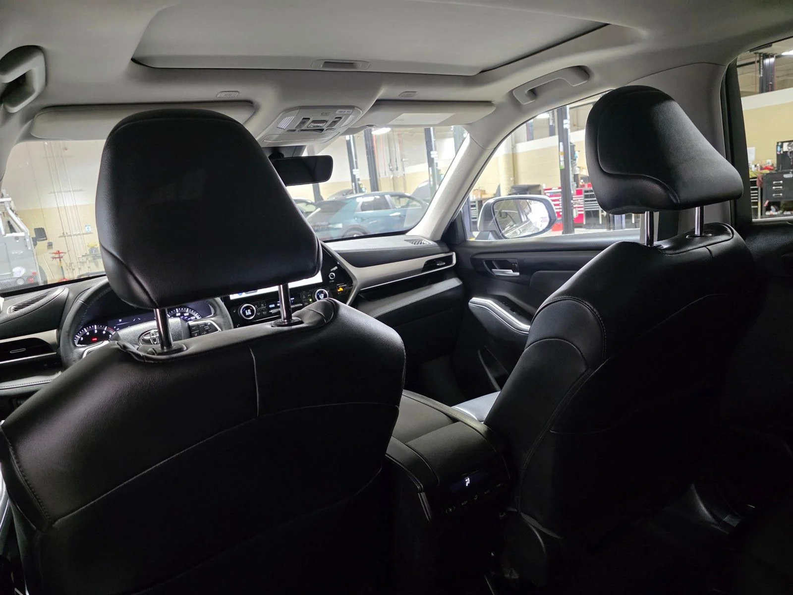 Used 2023 Wind Chill Pearl Toyota XLE image 16