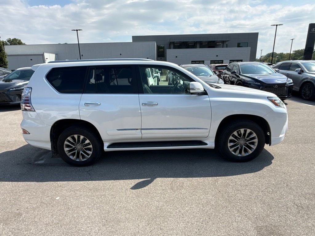 Used 2017 Starfire Pearl Lexus 460 Luxury image 2