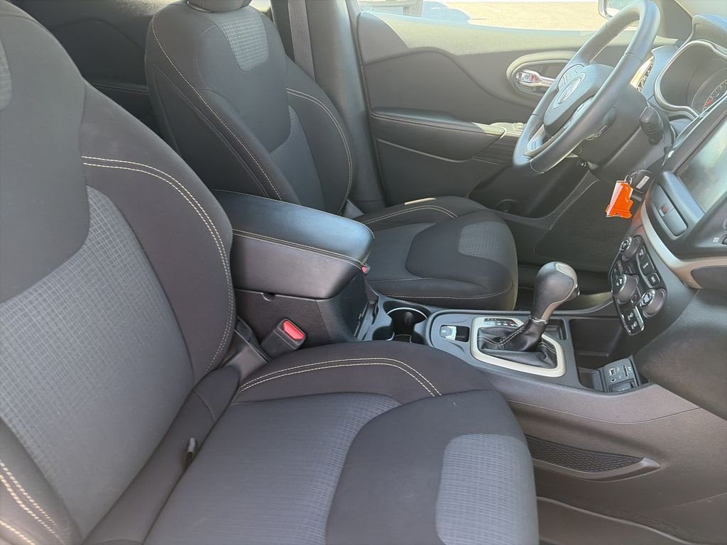Used 2016 Bright White Clearcoat Jeep Latitude image 31
