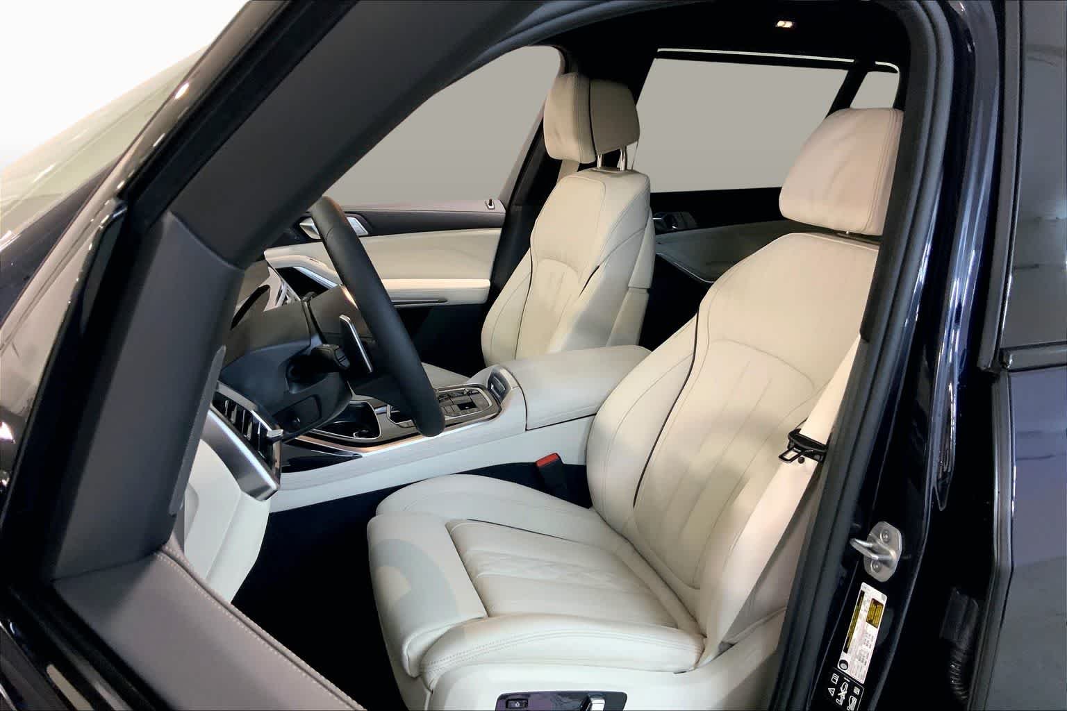 New 2026 Carbon Black Metallic BMW xDrive40i image 9