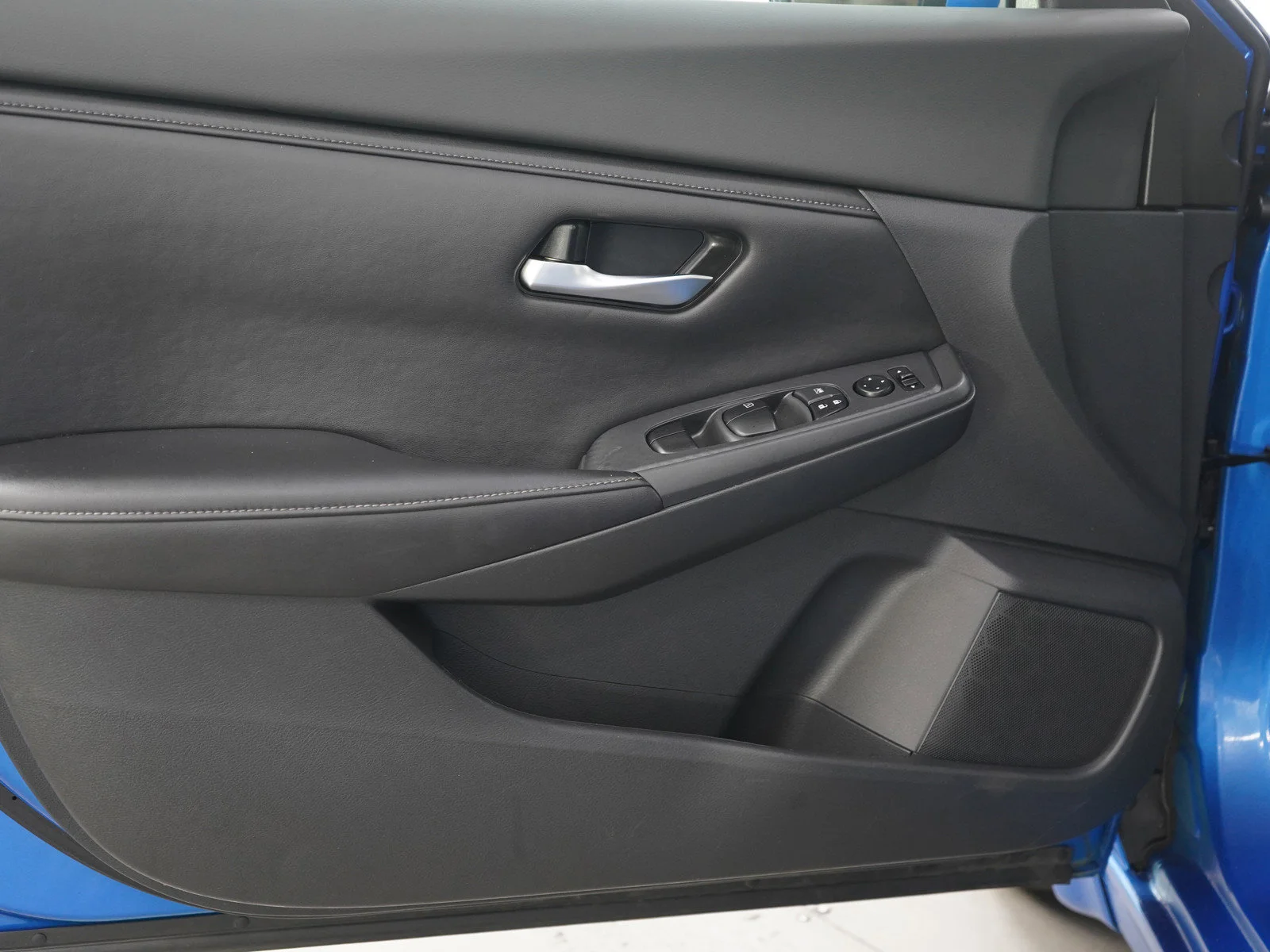 Used 2021 Electric Blue Metallic Nissan SV image 16
