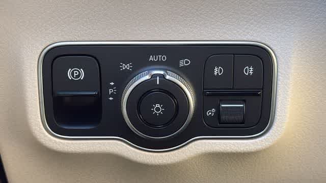 Certified Used 2025 Polar White Mercedes-Benz GLB 250 image 16