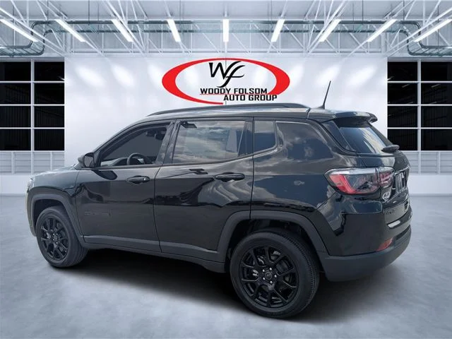 New 2026 Diamond Black Crystal Pearl-Coat Exterior Paint Jeep Latitude image 5