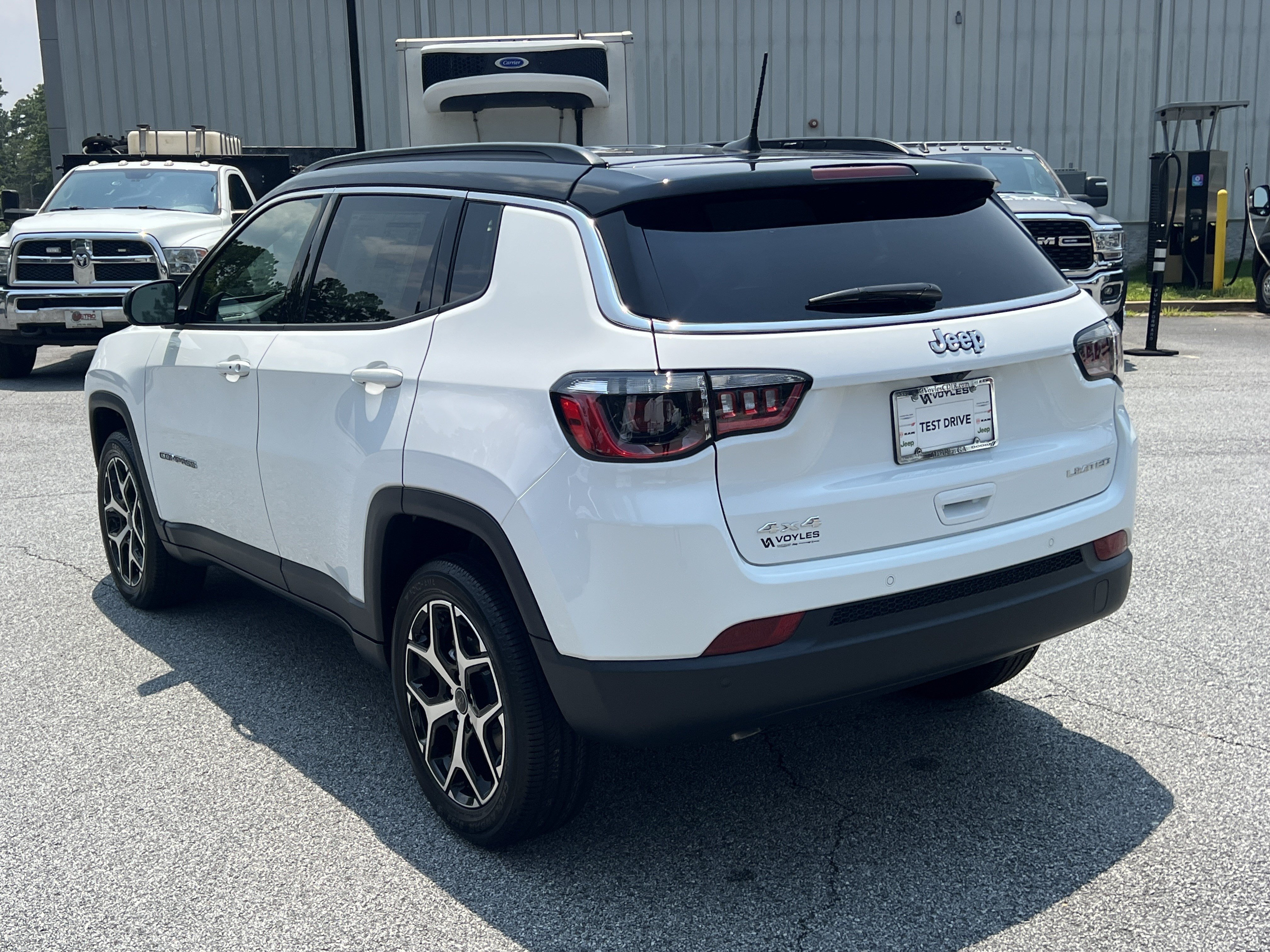 New 2026 Bright White Clear-Coat Exterior Paint Jeep Limited image 6