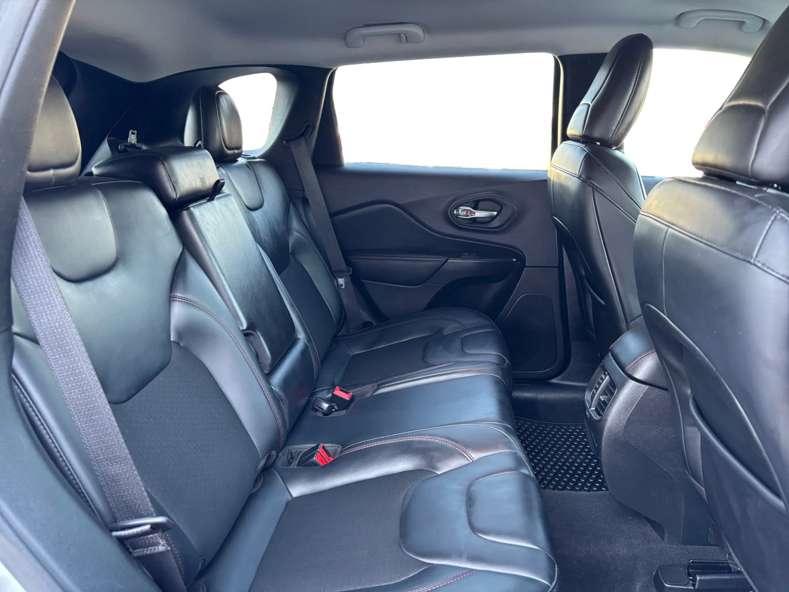 Used 2020 White Jeep Trailhawk image 18