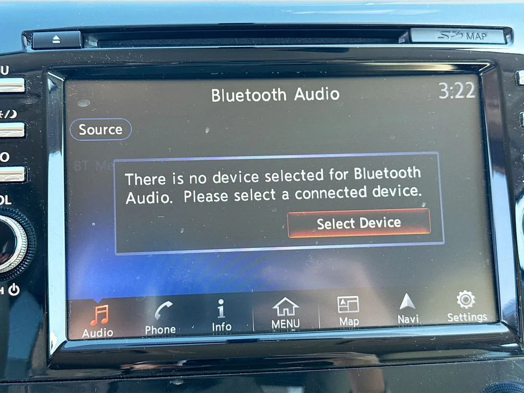 Used 2015 Arctic Blue Metallic Nissan SL image 13
