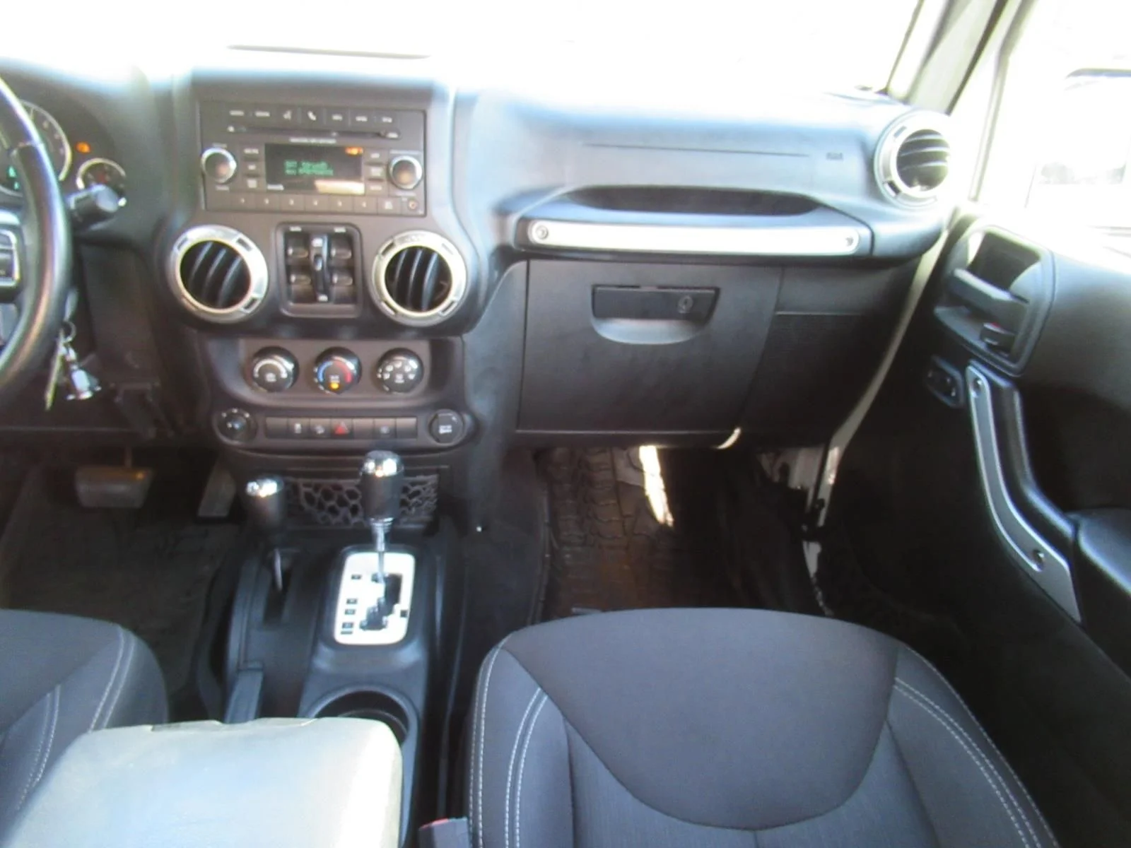 Used 2017 White Jeep Unlimited Sahara image 15