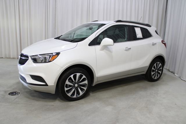 Used 2022 White Frost Tricoat Buick Preferred image 26