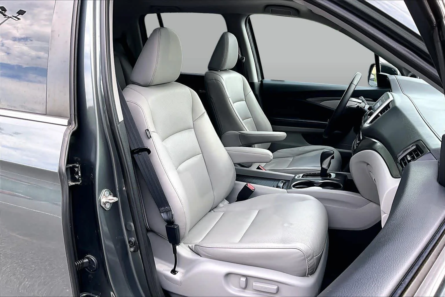 Used 2019 Forest Mist Metallic Honda RTL image 9