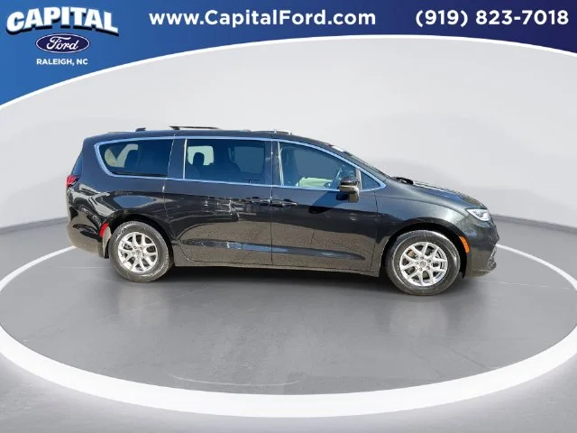 Used 2023 Black Chrysler Touring L image 9