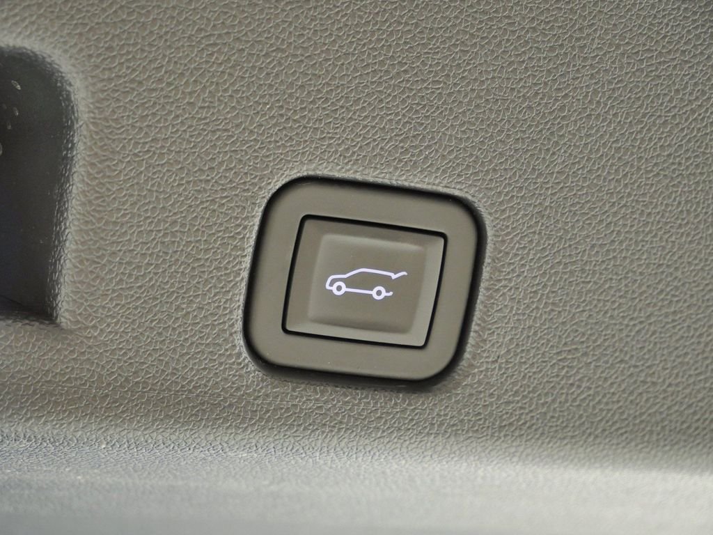 Used 2025 White Buick Avenir image 30