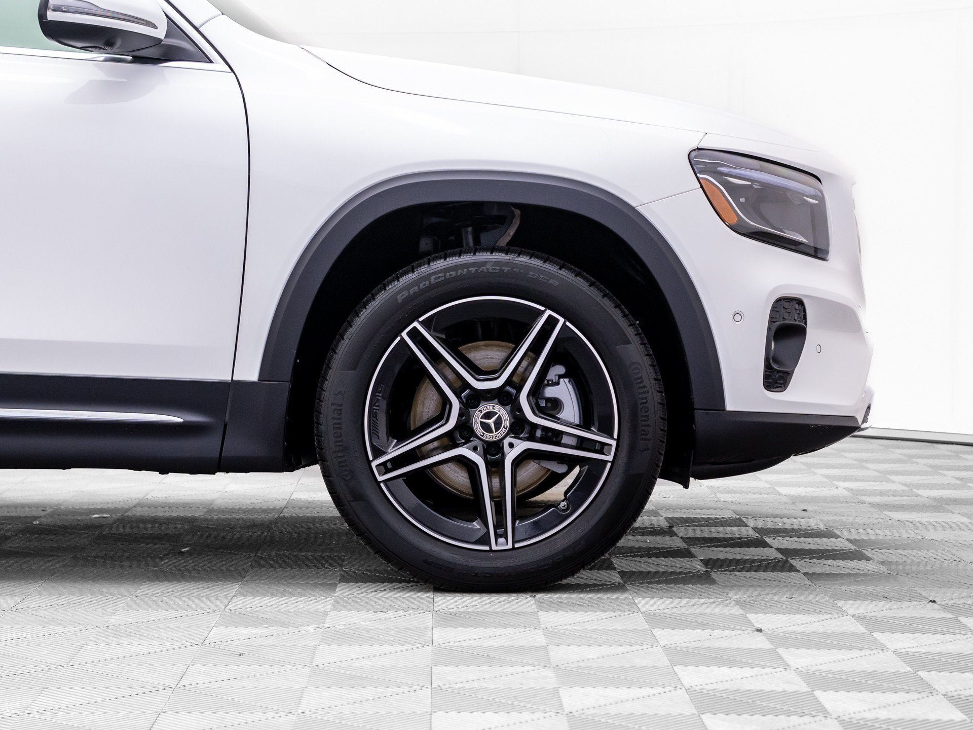 New 2026 Polar White Mercedes-Benz GLB 250 image 31