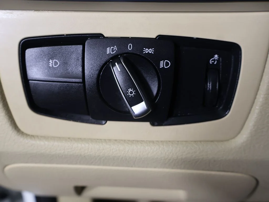 Used 2015 White BMW 328i xDrive image 35