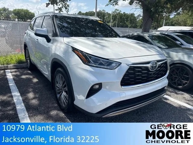 2022 Toyota Highlander Hybrid Platinum