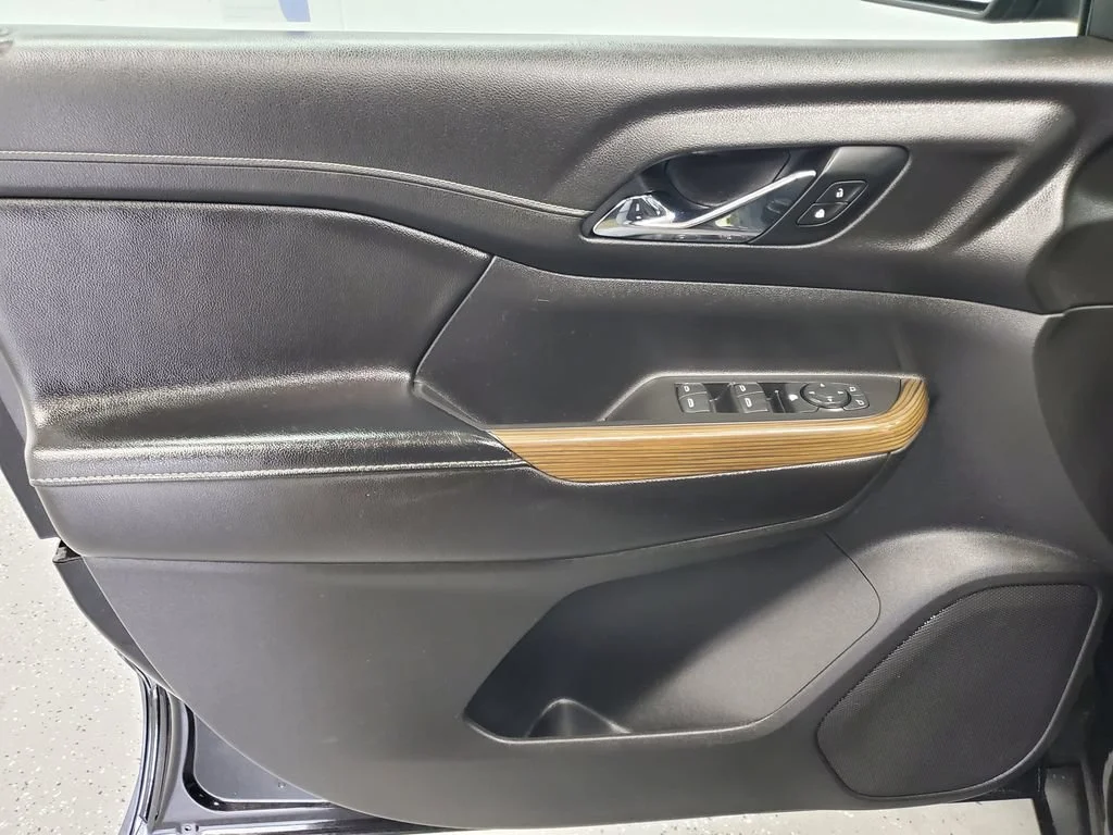 Used 2019 EBONY TWILIGHT METALLIC GMC SLE image 21