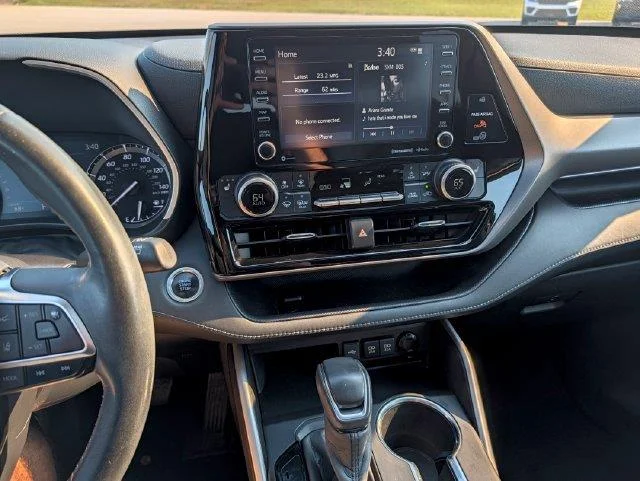 Used 2020 White Toyota XLE image 17