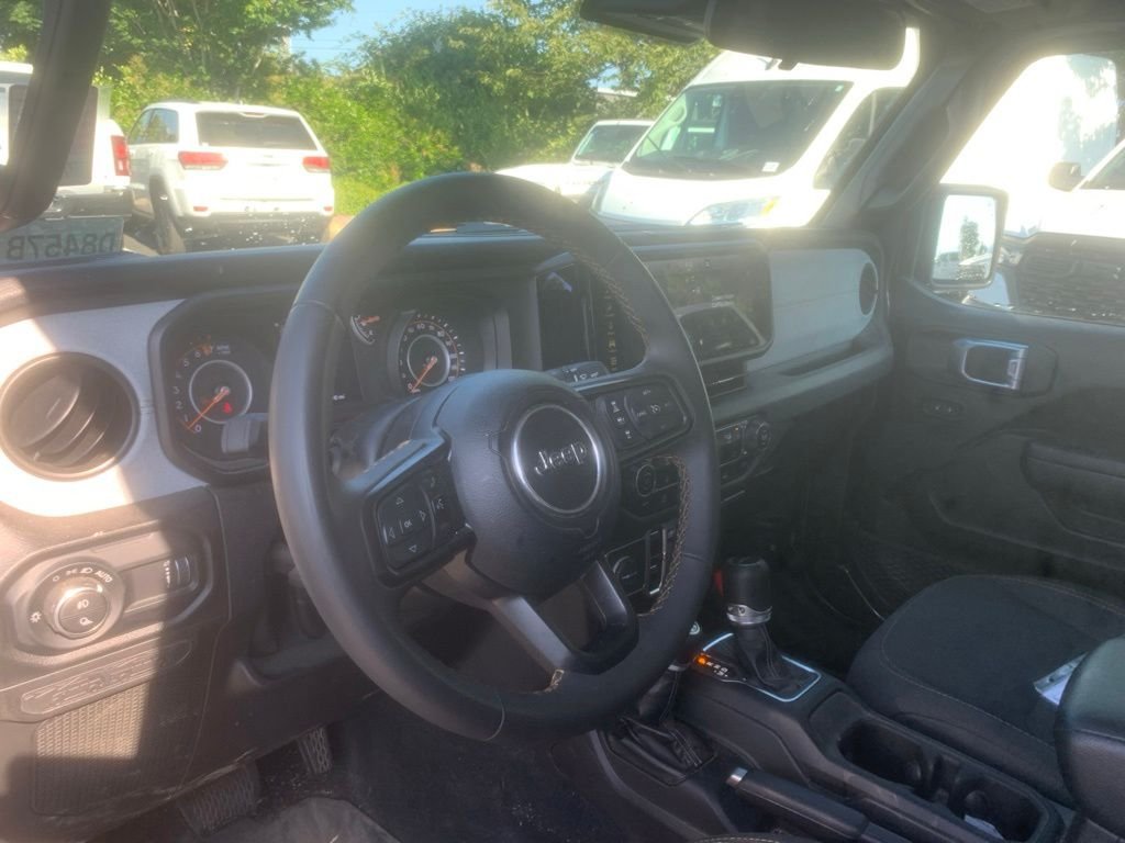 Used 2024 Granite Crystal Metallic Clearcoat Jeep Sport S image 9